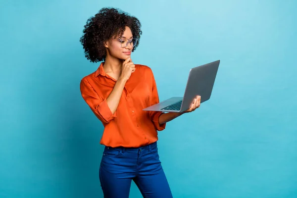 Portrait Beautiful Trendy Minded Wavy Haired Girl Using Laptop Analyzing — Stock Photo, Image