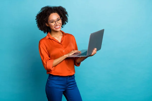 Retrato Bela Menina Alegre Cabelos Ondulados Moda Usando Laptop Educação — Fotografia de Stock