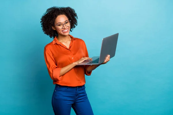 Porträt Der Schönen Trendigen Fröhlichen Welligen Mädchen Mit Laptop Studium — Stockfoto