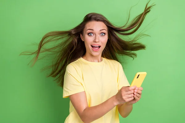 Foto Bella Bella Ragazza Con Taglio Capelli Dritto Usura Giallo — Foto Stock