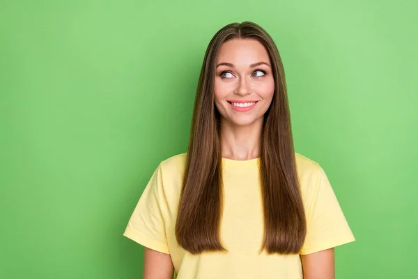 Foto Van Tevreden Mooie Dame Gekleed Trendy Outfit Geïnteresseerd Blik — Stockfoto