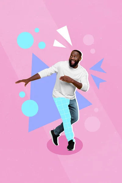 兴奋快乐的小伙子喜欢跳舞的垂直拼贴图片 在粉红的背景上保持着很好的心情 — 图库照片