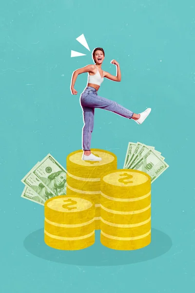 Vertikální Koláž Portrét Nadšené Dívky Stojí Velká Hromada Peněz Mince — Stock fotografie