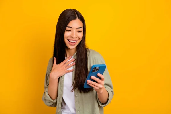 긍정적 여성의 사진은 노란색 배경에 고립된 친구로부터 스러운 메시지를 받는다 — 스톡 사진