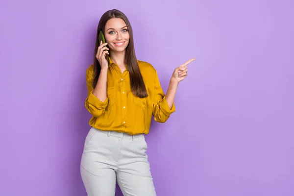 Bin Yıllık Güzel Bir Bayanın Fotoğrafı Diyor Telefon Indeksi Tanıtım — Stok fotoğraf