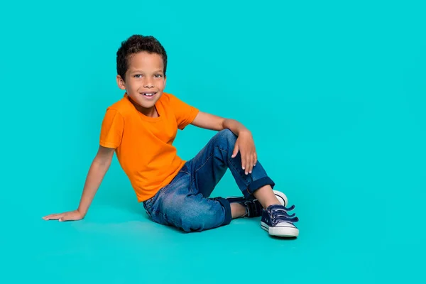 Zdjęcie Atrakcyjnego Pozytywnego Chłopca Zębaty Uśmiech Siedzieć Ubrany Pomarańczowy Stylowe — Zdjęcie stockowe