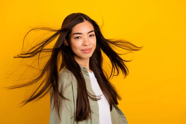 Portret Van Charmante Schattige Dame Vliegend Kapsel Goed Humeur Geïsoleerd — Stockfoto