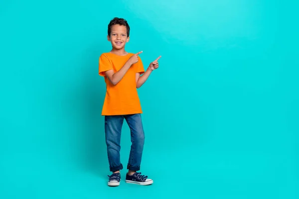 Foto Longitud Completa Niño Alegre Dos Brazos Directos Demuestran Espacio —  Fotos de Stock