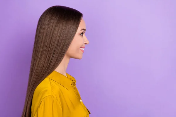 素敵な茶色の髪の女性のプロモーションの写真は 紫の色の背景に隔離茶色のシャツを着用 — ストック写真