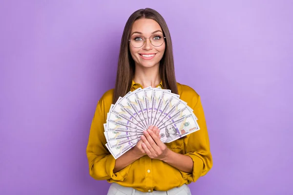 Portret Van Vrolijke Mooie Meisje Handen Houden Dollars Bankbiljetten Biljetten — Stockfoto