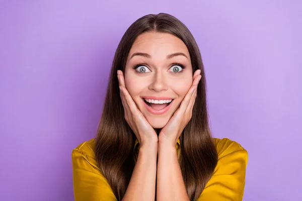 Foto Impressionato Giovane Signora Indossare Camicia Gialla Isolata Sfondo Colore — Foto Stock