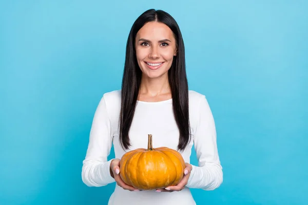 Photo Young Cheerful Girl Hold Pumpkin Organic Cook Meal Holiday — Stock Photo, Image