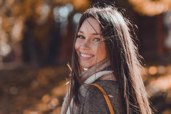 秋の通りで甘い茶色の髪の若い女性の服のコートスカーフのプロフィール写真 — ストック写真