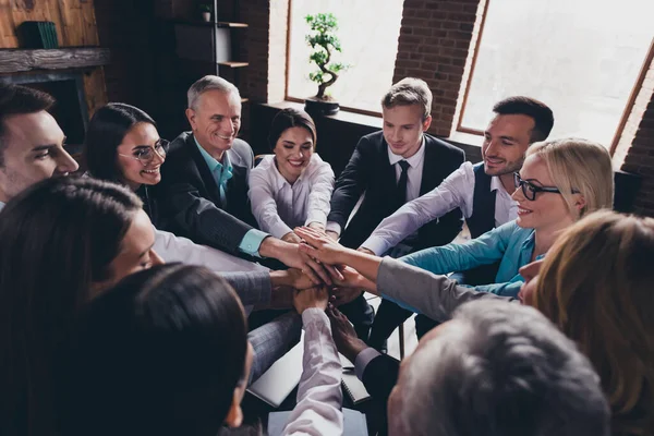 Retrato Atractivos Empresarios Inteligentes Alegres Expertos Que Ponen Manos Juntas — Foto de Stock