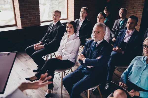 Biznesmeni Siedzący Krzesłach Słuchający Wykładu Uczestniczący Spotkaniach Biznesowych Poddaszu Stylu — Zdjęcie stockowe