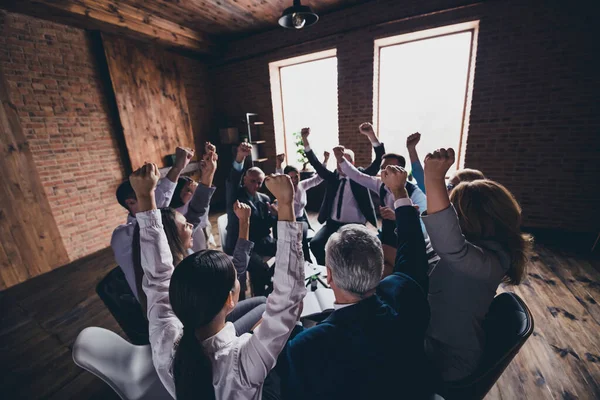 Retrato Atractivos Empresarios Alegres Expertos Celebrando Logro Grandes Noticias Loft — Foto de Stock