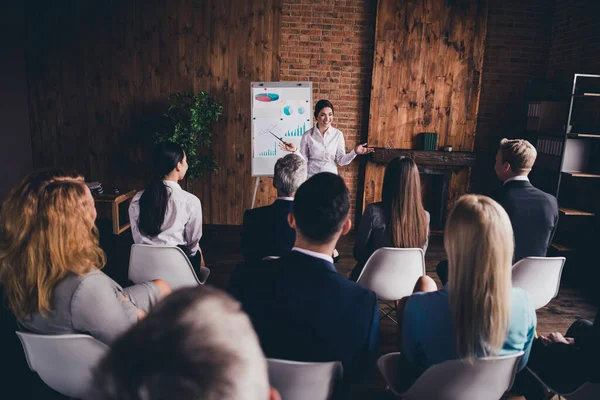 Portret Odnoszącego Sukcesy Biznesmena Siedzącego Sali Konferencyjnej — Zdjęcie stockowe