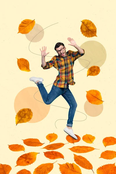 复杂的拼贴图片形象 滑稽而积极的快乐的男人跳着跳着跳着玩着秋天的金叶 周末快乐 — 图库照片