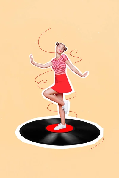 正の若い魅力的な学生の女性の垂直創造的なコラージュイメージミニスカートダンスレトロヴィンテージビニールレコード週末の休日 — ストック写真