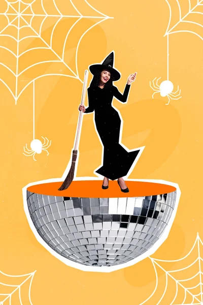 女魔法师站在迪斯科发光球体上的海报拼贴 用扫帚隔离在装饰蜘蛛网的背景中 — 图库照片