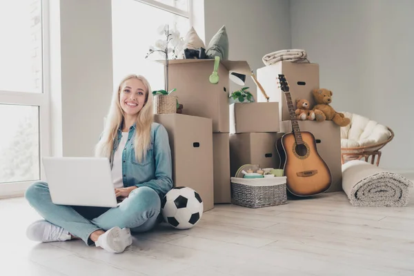 Foto Niña Ensueño Dulce Usar Jeans Camisa Reubicando Nuevo Apartamento — Foto de Stock