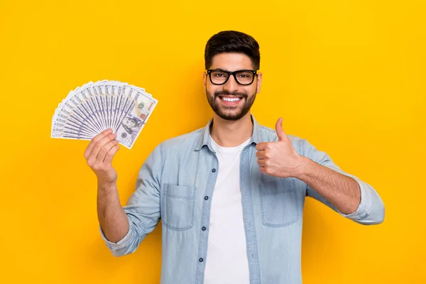 Foto Van Aantrekkelijke Man Stijlvolle Trendy Denim Financieel Manager Hold — Stockfoto