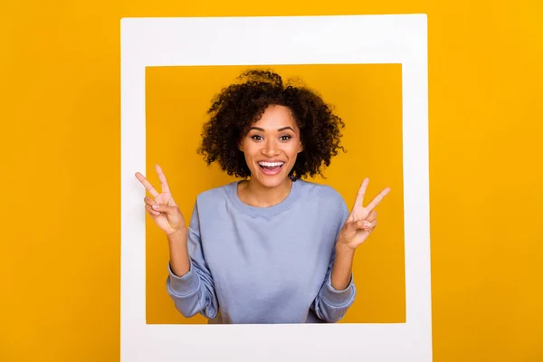 Porträtt Attraktiv Funky Person Toothy Leende Händer Visar Tecken Isolerad — Stockfoto