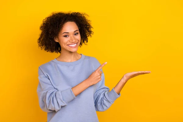 Retrato Encantadora Persona Alegre Dedo Directo Palma Mano Espacio Vacío — Foto de Stock