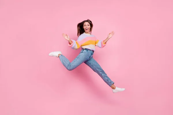 フルサイズプロフィール写真の喜びました楽しいです女の子ジャンプラン絶縁上のピンク色の背景 — ストック写真