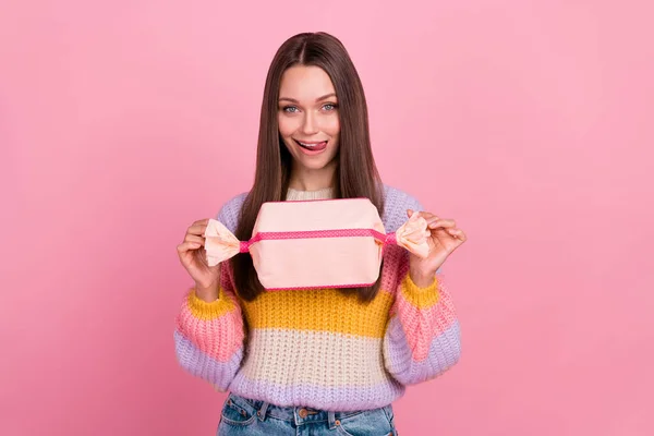 Foto Manos Persona Bastante Positiva Sostiene Lengüeta Caja Regalo Lamer —  Fotos de Stock