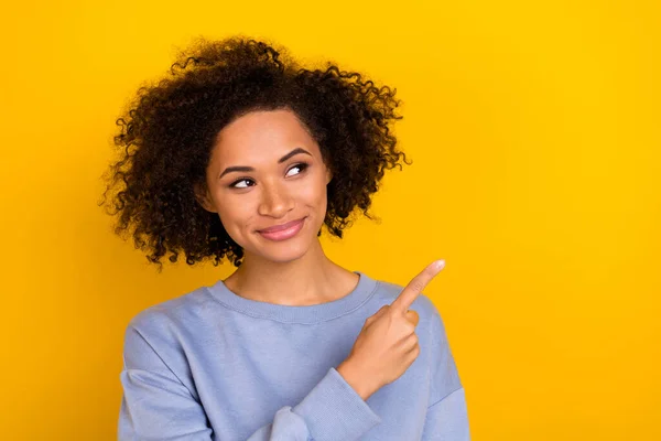 Foto Omtänksam Söt Lockig Flicka Klädd Blå Pullover Ser Pekar — Stockfoto