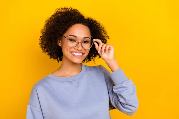 Retrato Pessoa Muito Positiva Mão Tocar Óculos Sorriso Dental Isolado — Fotografia de Stock