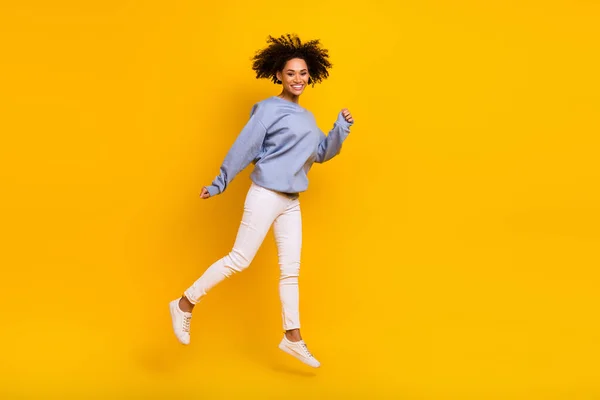 Teljes Hosszúságú Portré Túlfűtött Izgatott Lány Jumping Hangulat Elszigetelt Sárga — Stock Fotó