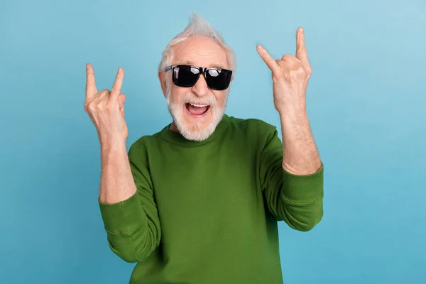 Photo Overjoyed Positive Funky Granddad Hands Fingers Demonstrate Heavy Metal — Stock Photo, Image