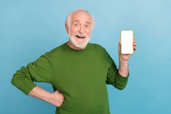 Photo Cheerful Funny Granddad Hold Demonstrate Empty Space Telephone Screen — Stock Photo, Image