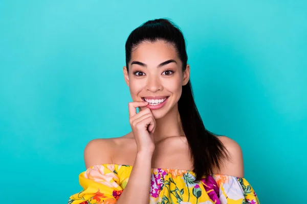 Foto Flerte Millennial Morena Senhora Dedo Lábios Desgaste Floral Top — Fotografia de Stock