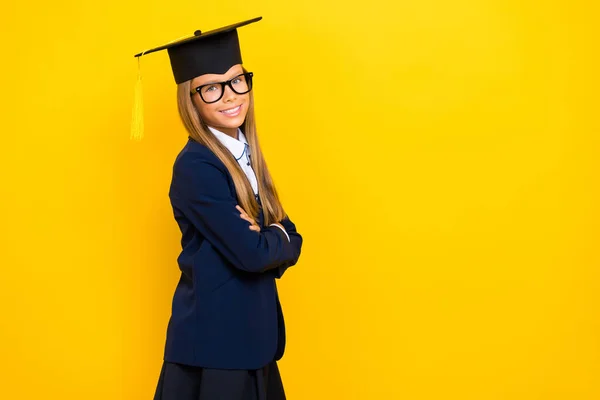 Portrét Chytré Sebevědomé Školačky Rovným Účesem Oblečené Modré Uniformy Paže — Stock fotografie
