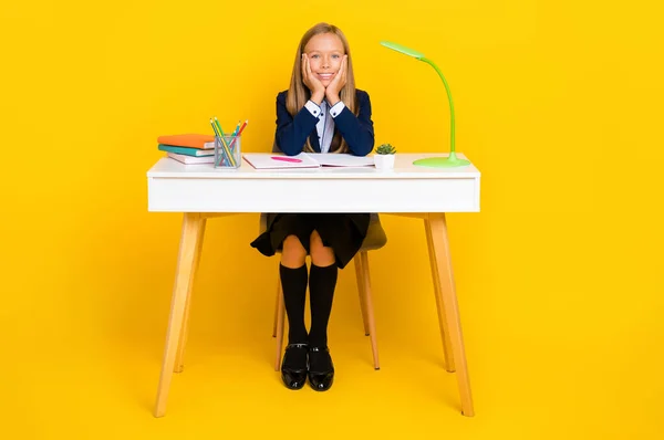 Volledige Foto Van Slimme Schoolmeisje Met Blond Haar Dragen Blauwe — Stockfoto