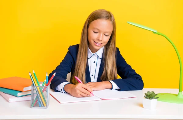 Retrato Positivo Inteligente Menina Aprendiz Sentar Tabela Olhar Notebook Escrever — Fotografia de Stock