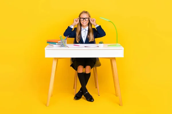 Full Size Foto Van Positief Meisje Met Rechte Kapsel Gekleed — Stockfoto