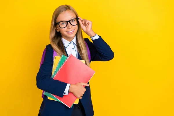 Foto Van Vrolijk Meisje Hand Aanraken Brillen Stijlvolle Kleding Houden — Stockfoto