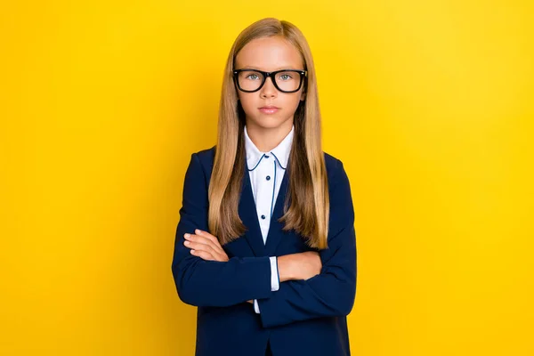 Foto Adorável Menina Estudante Braço Dobrado Vestido Roupas Elegantes Óculos — Fotografia de Stock