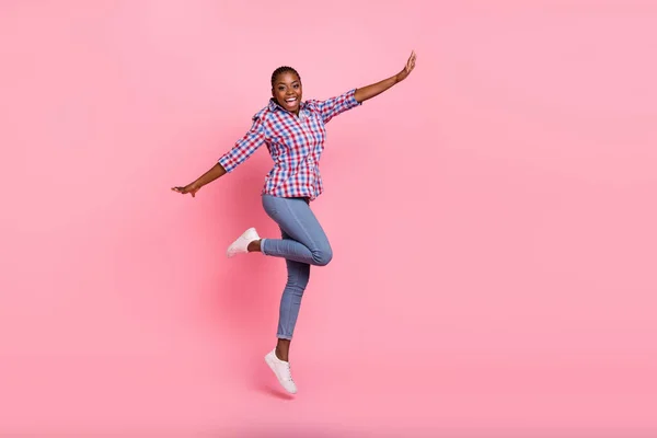 全身上下都是精力充沛快乐的女士跳跃的照片 享受着与粉色背景隔离的好心情 — 图库照片