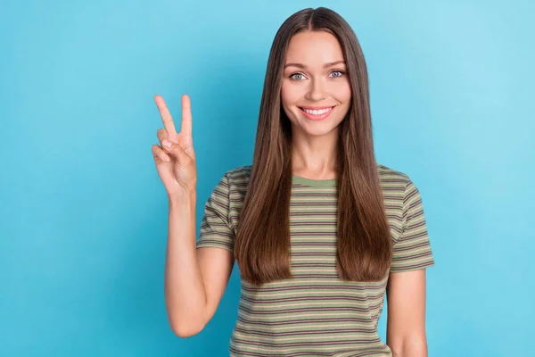 Photo Bonne Humeur Magnifique Fille Positive Avec Une Coiffure Longue — Photo