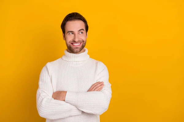 스웨터를 마음씨좋은 남자의 사진빈 공간을 가로지르는 노란색 — 스톡 사진