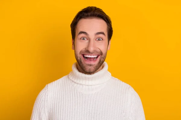 Photo Excited Confident Guy Omg Face Open Mouth Wear White — Stock Photo, Image