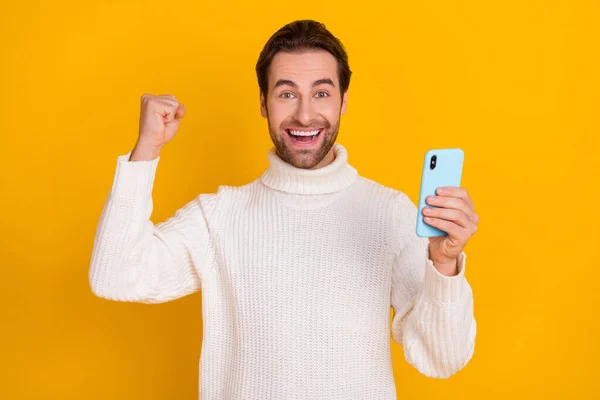 Deli Adamın Elinde Telefon Tutarken Çektiği Fotoğraf Yumruk Kaldırma Sevinç — Stok fotoğraf