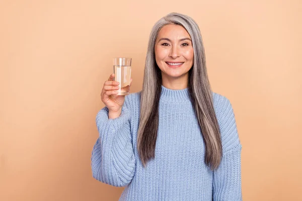 Foto Linda Adorable Mujer Jubilada Usar Suéter Azul Celebración Agua — Foto de Stock