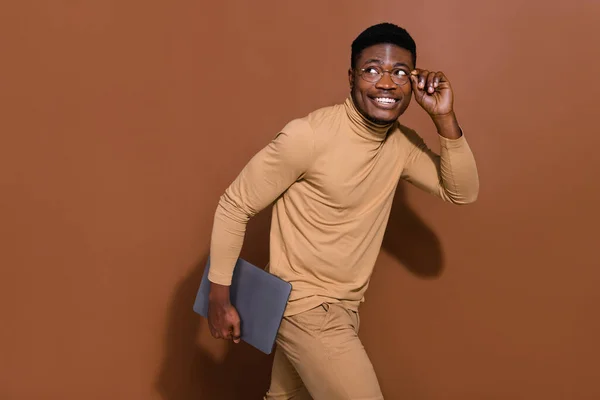 Portret Van Aantrekkelijke Vrolijke Trendy Man Met Laptop Lopen Aanraken — Stockfoto