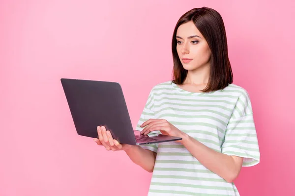 Foto Retrato Del Magnífico Gerente Mujer Joven Comprobar Eficiencia Empresa — Foto de Stock